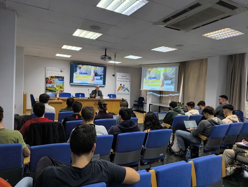 Imatge de la inauguració de la jornada. En ella apareix el director de la Cátedra Emilio Iranzo